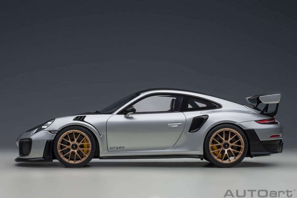 AutoArt Porsche 911 GT2 RS Weissach 1:18