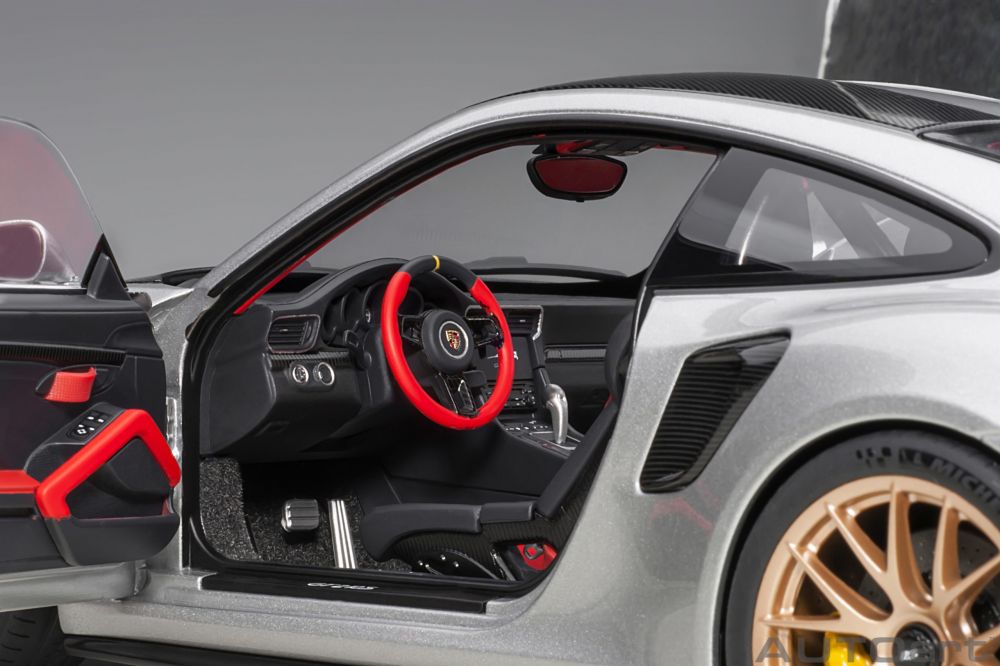 AutoArt Porsche 911 GT2 RS Weissach 1:18